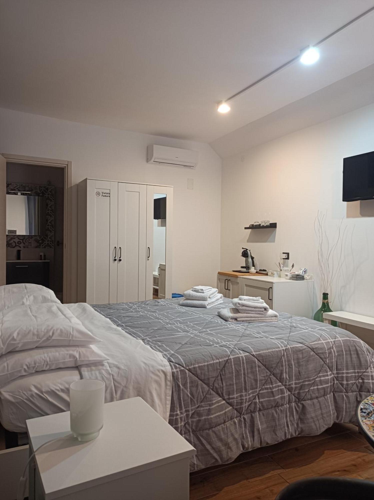La Jacaranda Rooms Taormina Værelse billede